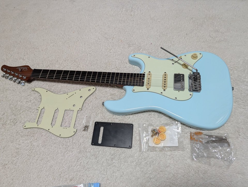 Schecter Nick Johnston HSS AF + Funda cuero Framus de segunda mano · Foto 1 de 10 · A Coruña · 650 €