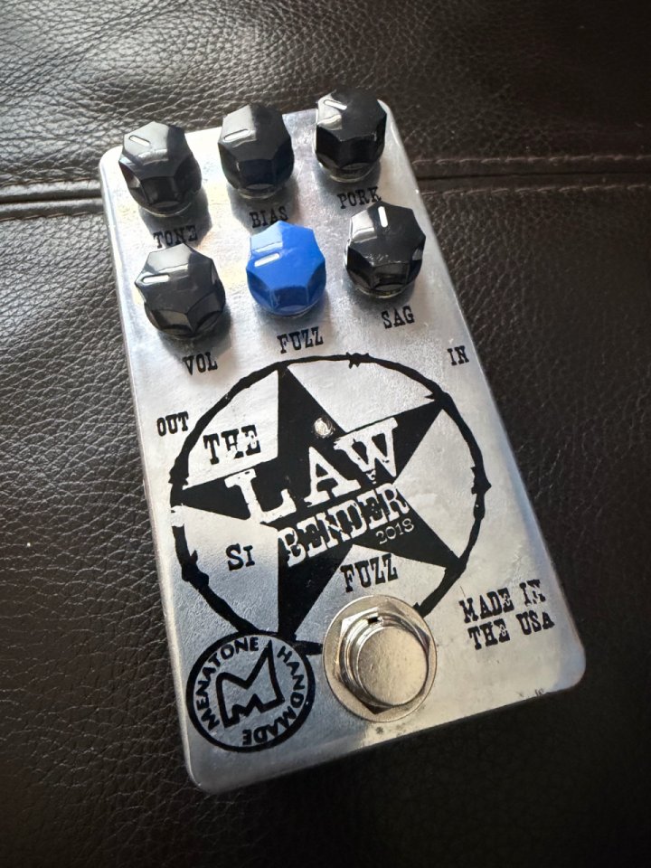 Pedal fuzz menatone law bender de segunda mano · Foto 1 de 2 · Barcelona · 140 €
