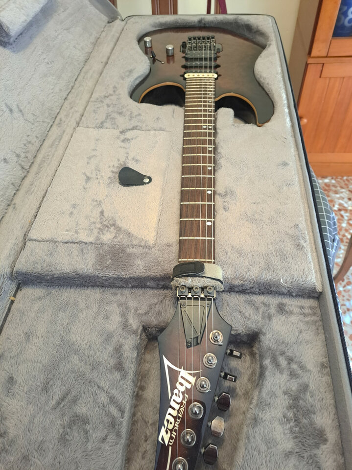 Ibanez Premium RG970 WBWZ-WLB por Marshall SV-20