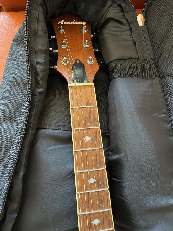 Guitarra electro-acústica ACADEMY S-500S