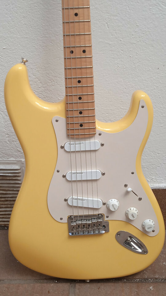 2019 Fender Stratocaster USA Custom Colour + Lace Sensor pickups