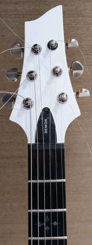 Preciosa Schecter Demon 06 modificada