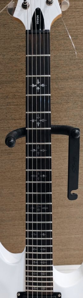 Preciosa Schecter Demon 06 modificada