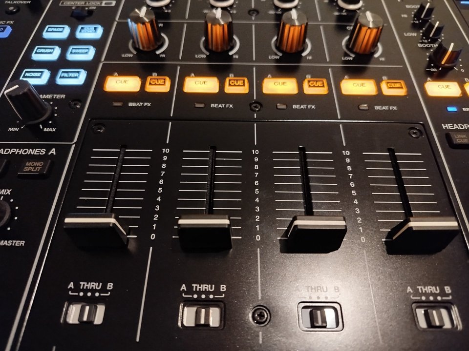 PIONEER DJM A9 (Mesa de mezclas) de segunda mano · Foto 4 de 10 · Araba · 1900 €