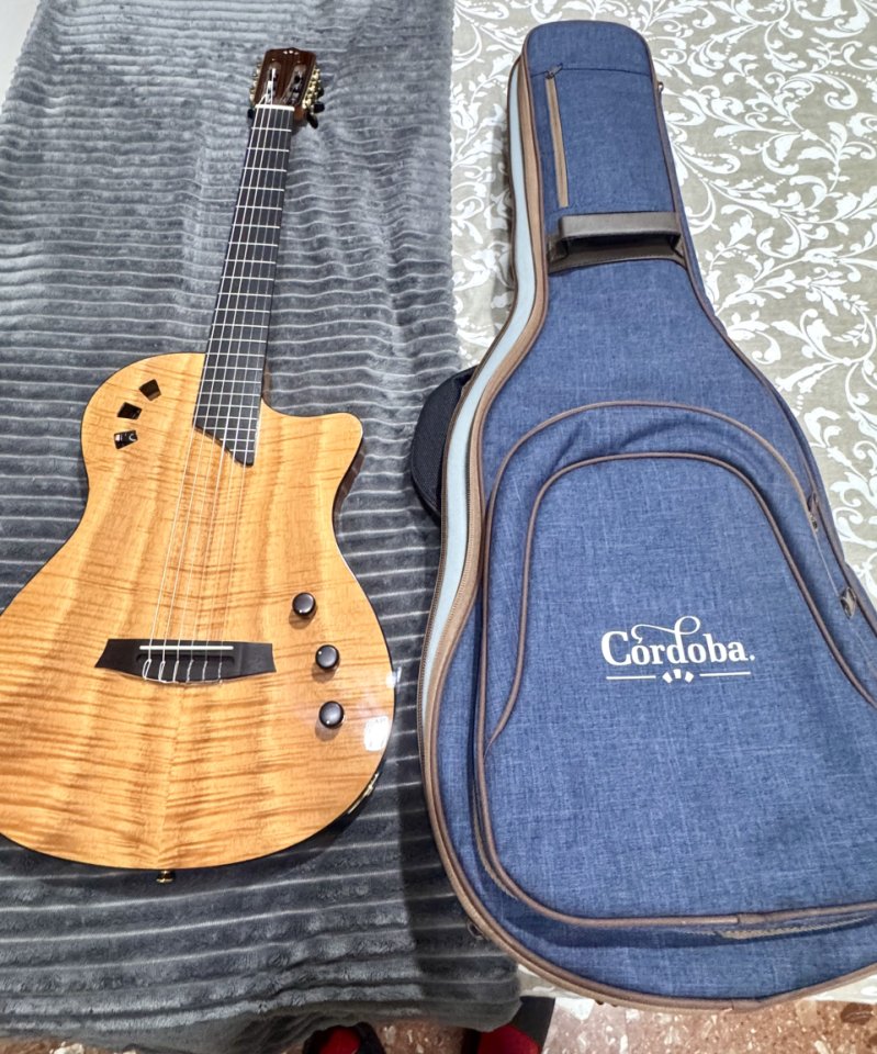 Cordoba Stage Guitar Natural Amber w/B de segunda mano · Foto 8 de 10 · SC Tenerife · 600 €