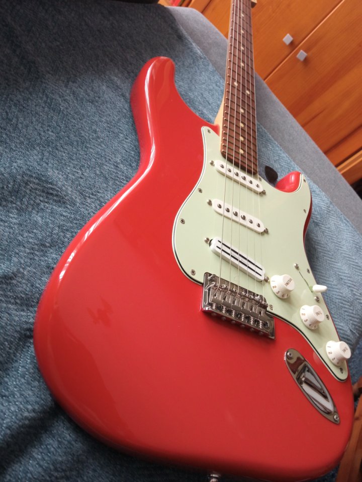 Fender Player Stratocaster Limited Edition Fiesta Red de segunda mano · Foto 3 de 10 · Pontevedra