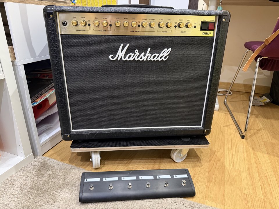 Marshall DSL40CR + Pedalera 6 botones (PEDL-91016) de segunda mano · Foto 1 de 3 · Barcelona · 615 €