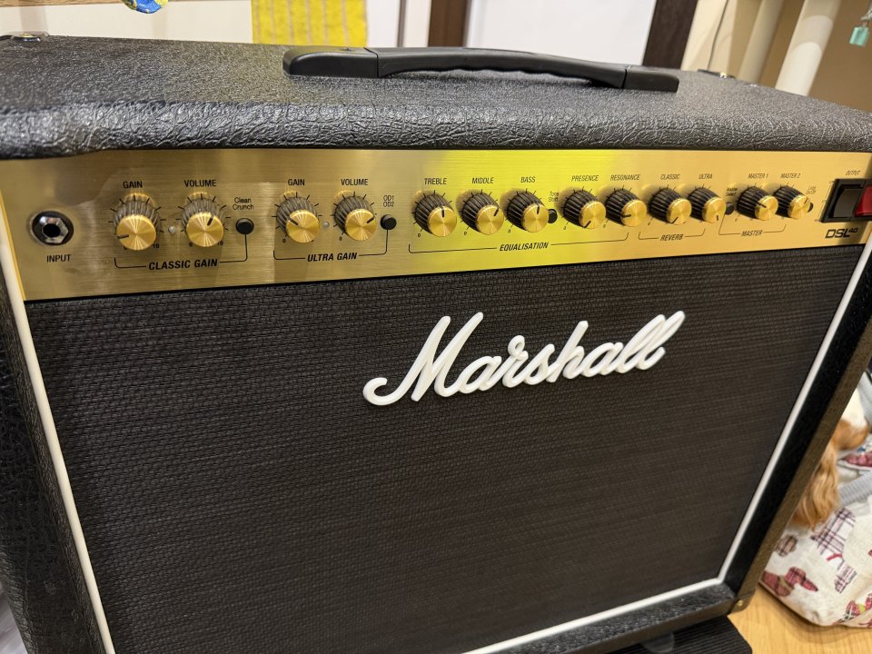 Marshall DSL40CR + Pedalera 6 botones (PEDL-91016) de segunda mano · Foto 2 de 3 · Barcelona · 615 €