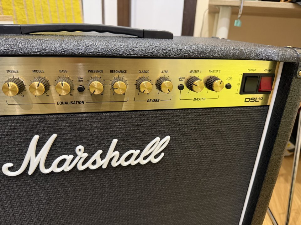 Marshall DSL40CR + Pedalera 6 botones (PEDL-91016) de segunda mano · Foto 3 de 3 · Barcelona · 615 €