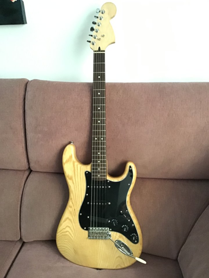 Stratocaster con cuerpo Vintage v6 fresno Mastil squier palorrosa