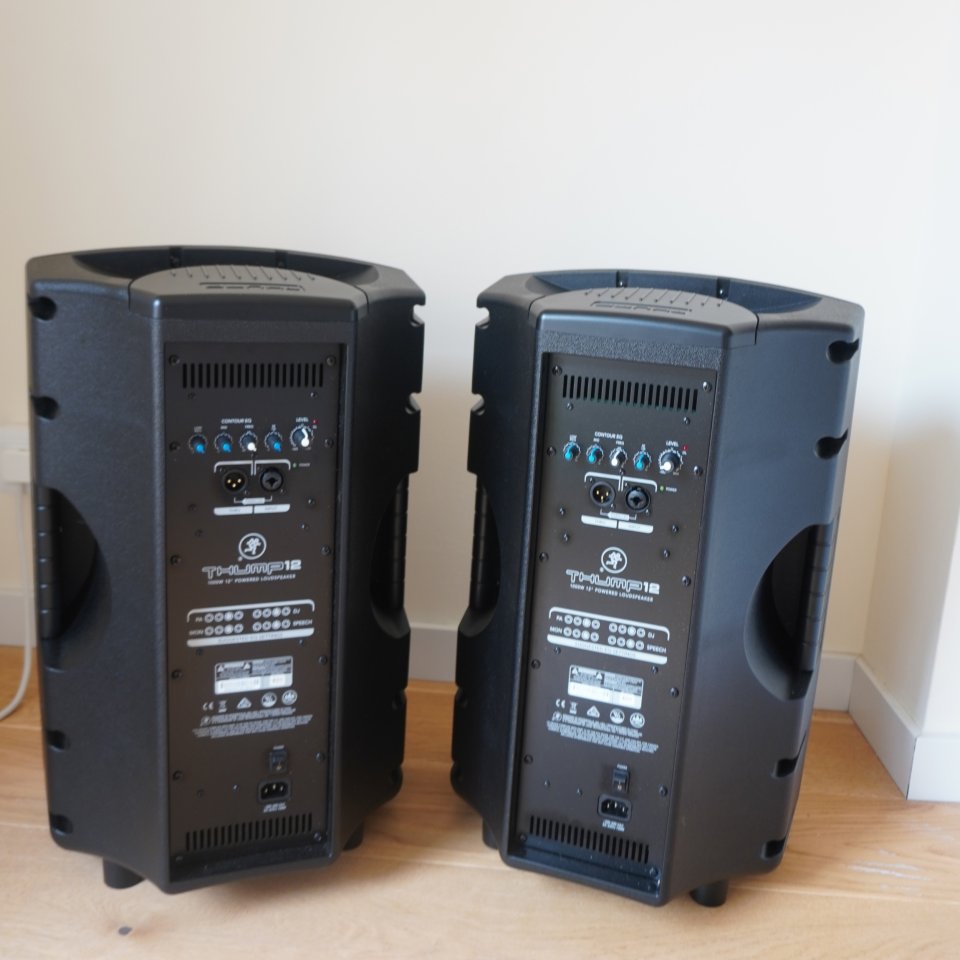 Pareja Mackie Thump12 + fundas + soportes de segunda mano · Foto 2 de 8 · Barcelona · 550 €
