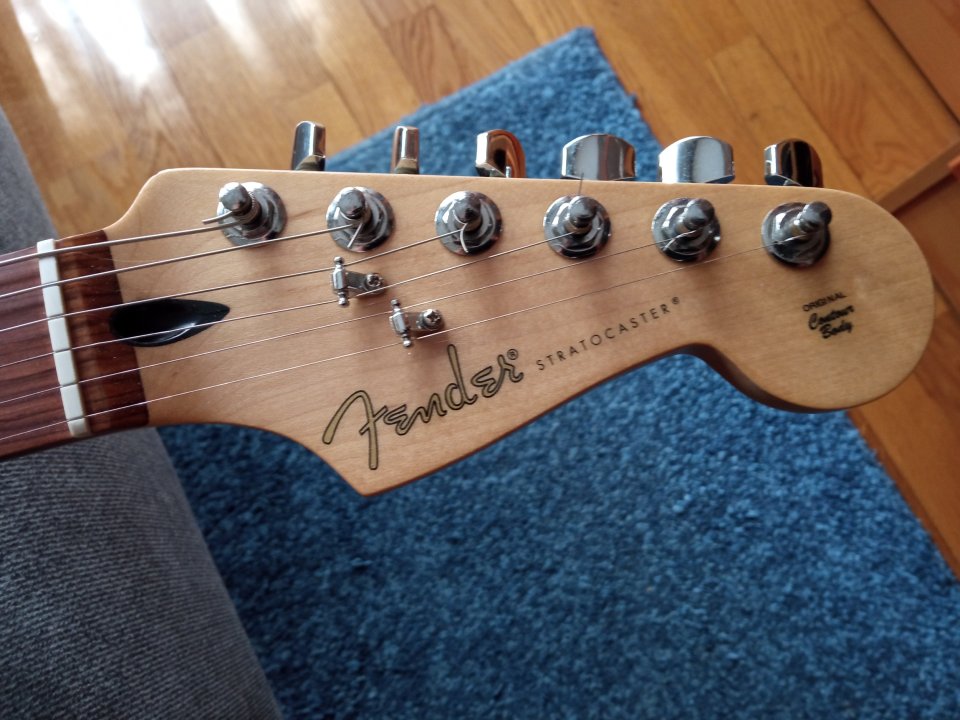 Fender Player Stratocaster Limited Edition Fiesta Red de segunda mano · Foto 7 de 10 · Pontevedra