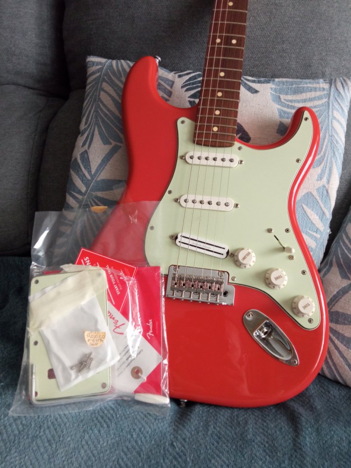 Fender Player Stratocaster Limited Edition Fiesta Red de segunda mano · Foto 9 de 10 · Pontevedra