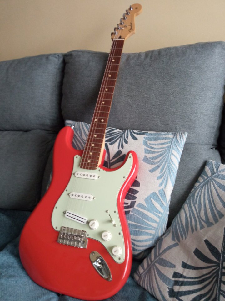 Fender Player Stratocaster Limited Edition Fiesta Red de segunda mano · Foto 10 de 10 · Pontevedra