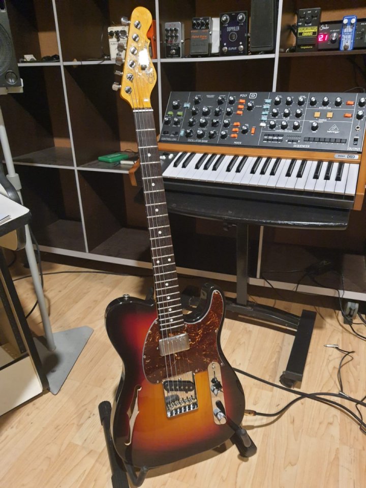 2006 G&L USA ASAT Classic Bluesboy Semi-Hollow (telecaster thinline TOP) de segunda mano · Foto 9 de 10 · Lleida · 1800 €