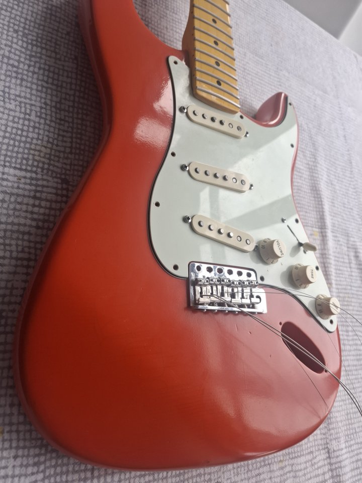 Vendo cuerpo ligero stratocaster de segunda mano · Foto 1 de 4 · Madrid · 290 €