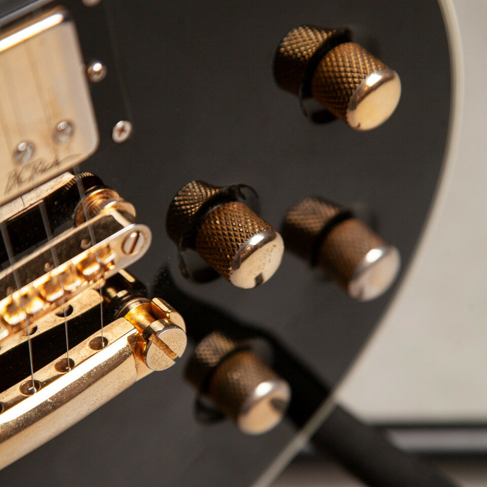 B.C. Rich ® Exclusive Series - O CAMBIO