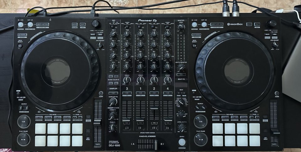 Controladora Pioneer DDJ 1000 y extras de segunda mano · Foto 1 de 10 · Murcia · 1150 €