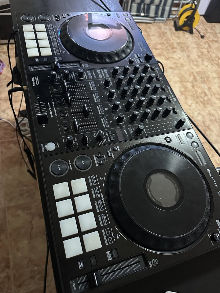 Controladora Pioneer DDJ 1000 y extras de segunda mano · Foto 2 de 10 · Murcia · 1150 €