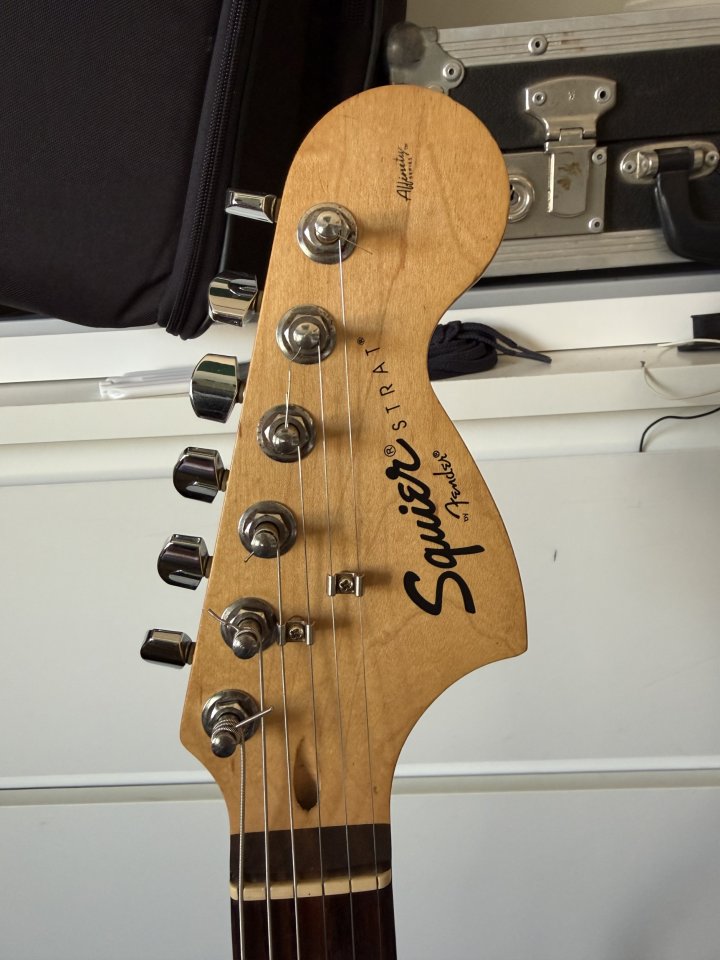 Squier affinity HSS candy Apple red (China)