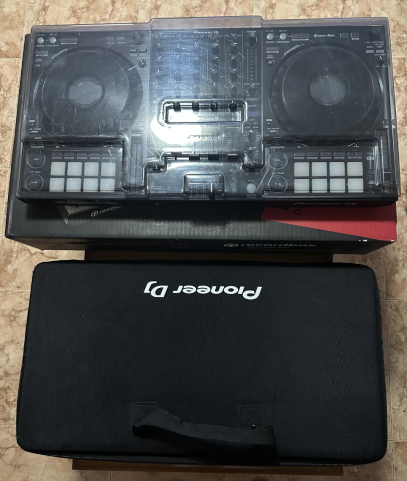 Controladora Pioneer DDJ 1000 y extras de segunda mano · Foto 3 de 10 · Murcia · 1150 €