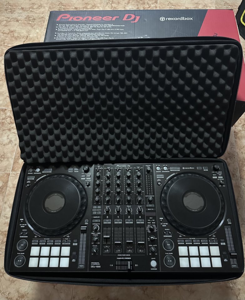 Controladora Pioneer DDJ 1000 y extras de segunda mano · Foto 4 de 10 · Murcia · 1150 €