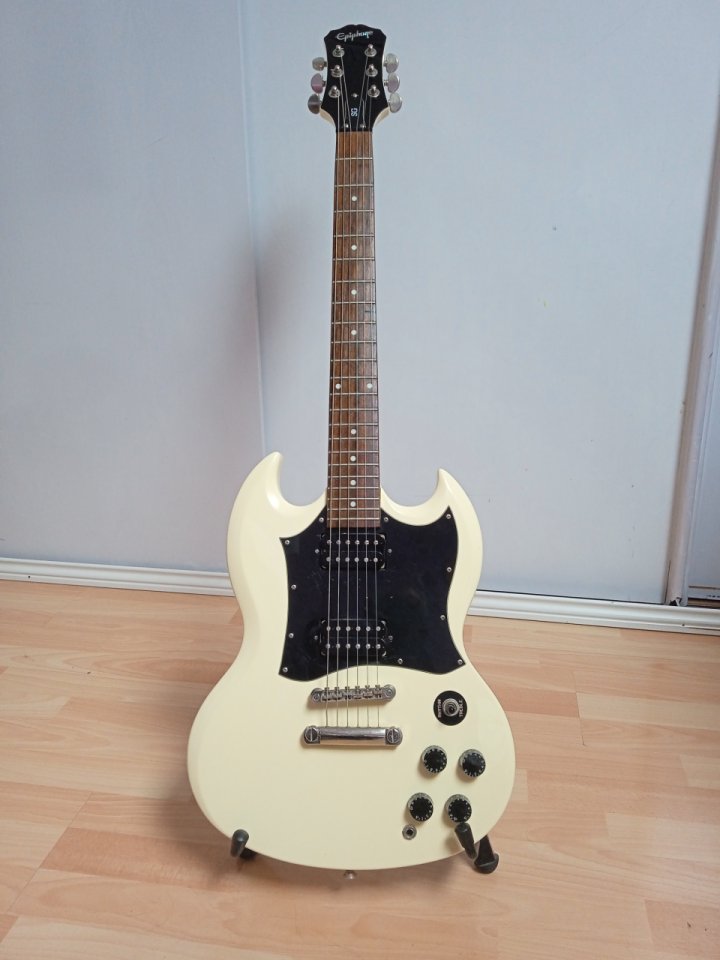 Se Vende guitarra Epiphone modelo SG, muy poco uso