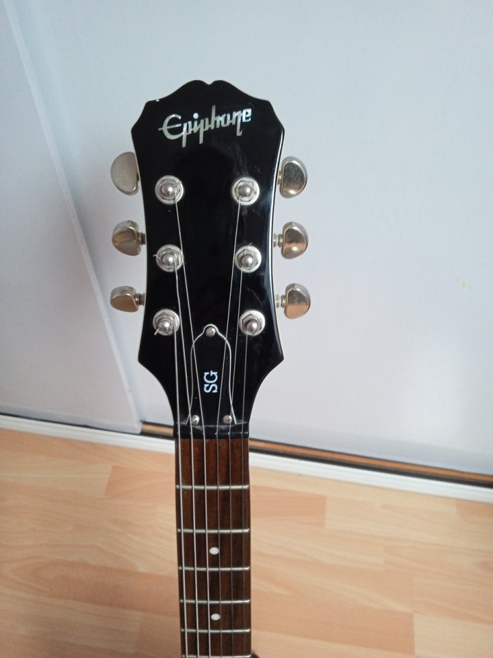 Se Vende guitarra Epiphone modelo SG, muy poco uso