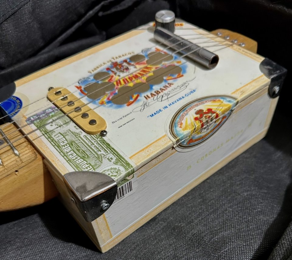 LCA Guitars, cigar box lap steel por bigsby B12 plateado original o Duesenberg.
