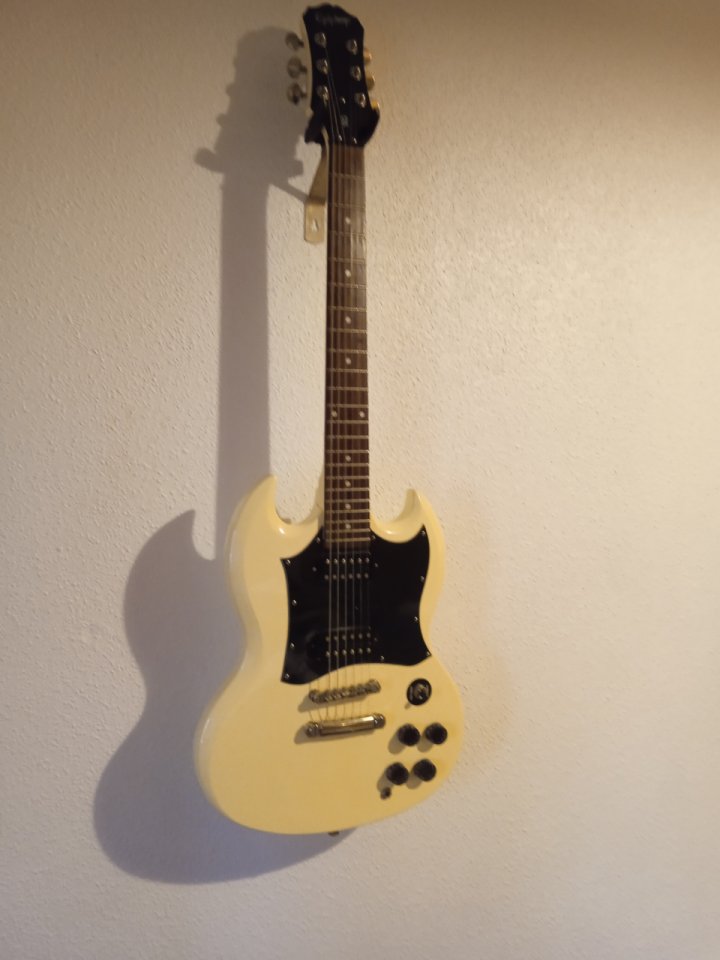 Se Vende guitarra Epiphone modelo SG, muy poco uso