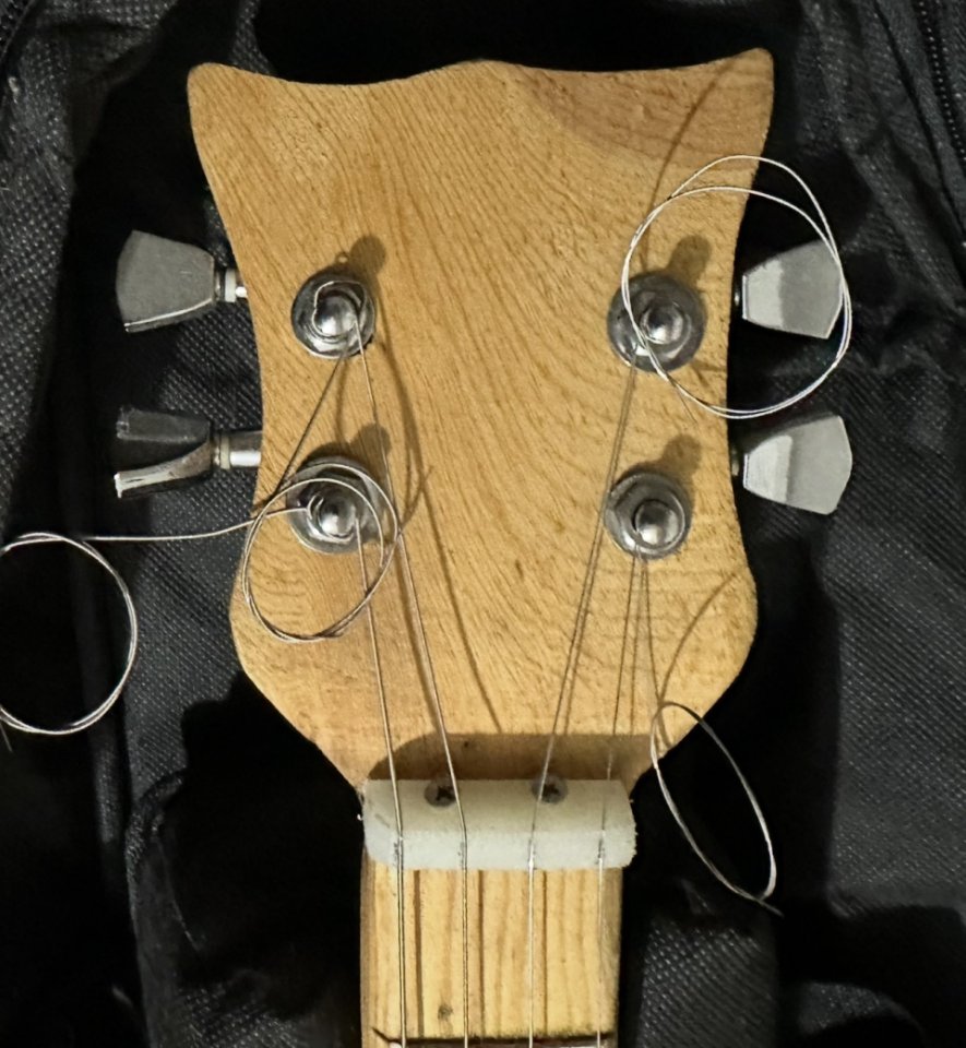 LCA Guitars, cigar box lap steel por bigsby B12 plateado original o Duesenberg.