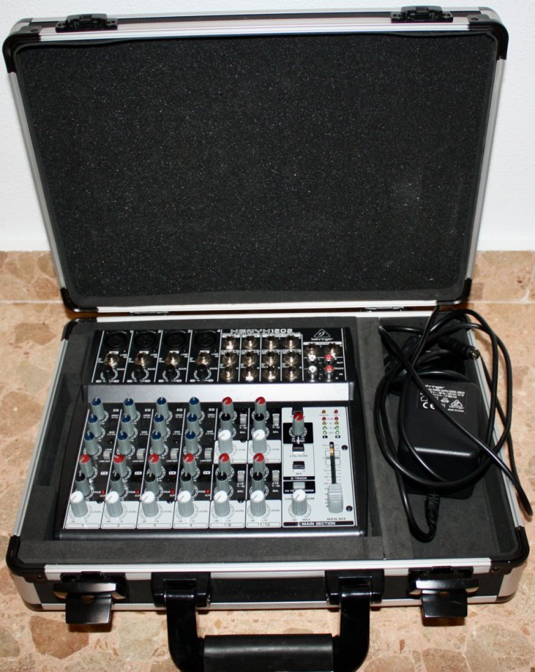Mesa de mezclas Behringer Xenyx 1202
