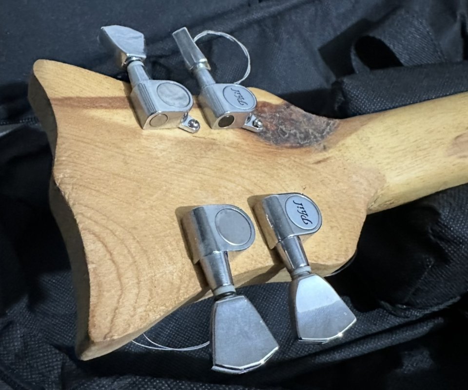 LCA Guitars, cigar box lap steel por bigsby B12 plateado original o Duesenberg.