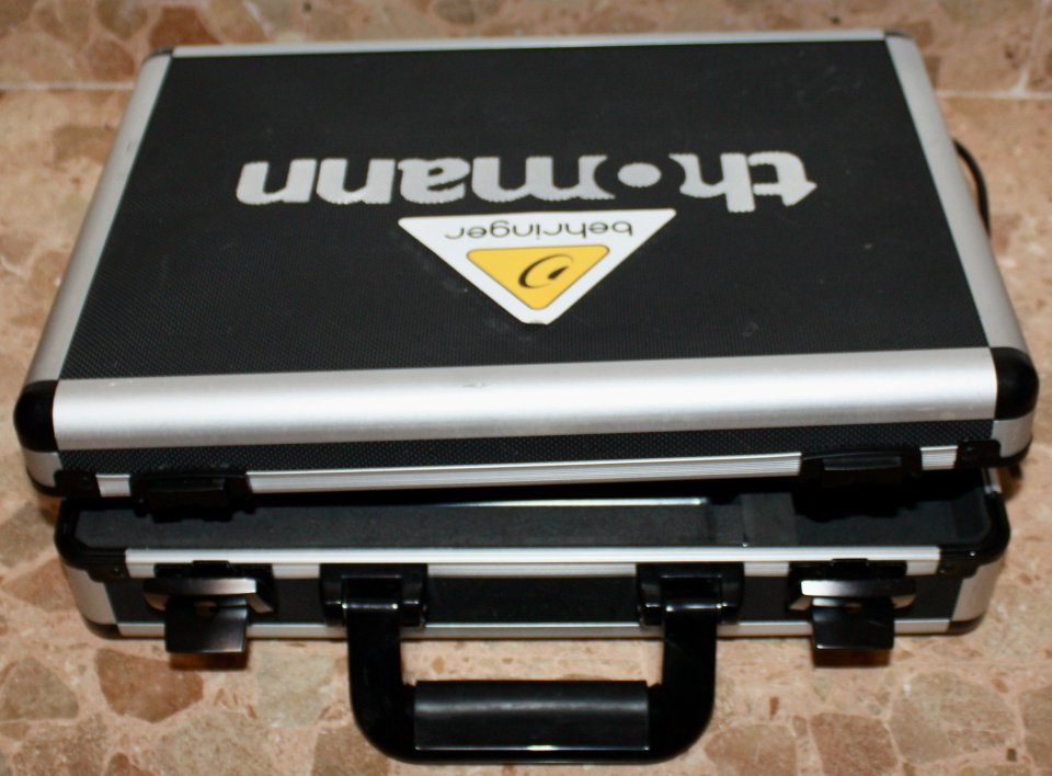 Maletín rígido Thomann (uso libre ó a medida para Behringer Xenyx 1202)