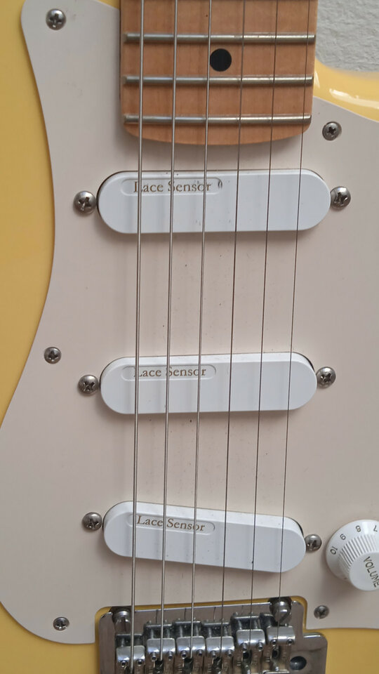 2019 Fender Stratocaster USA Custom Colour + Lace Sensor pickups