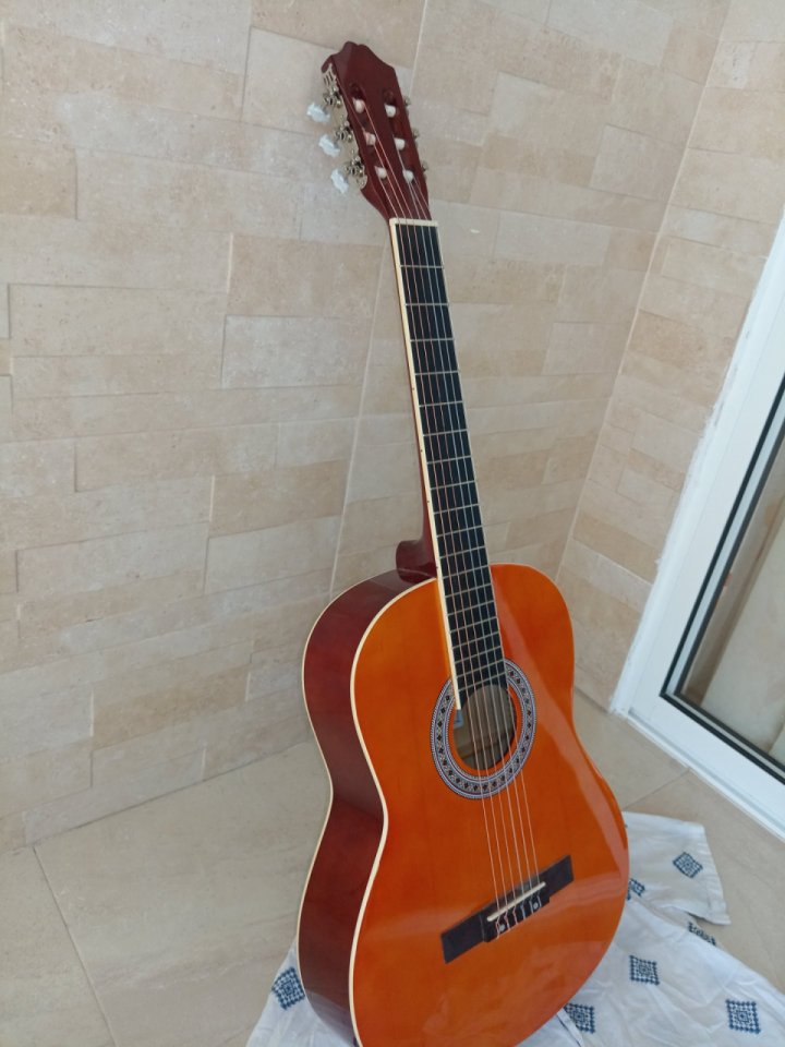 Guitarra clásica Bolero — Estado impecable | Perfecto para principiantes de segunda mano · Foto 2 de 8 · Málaga · 95 €