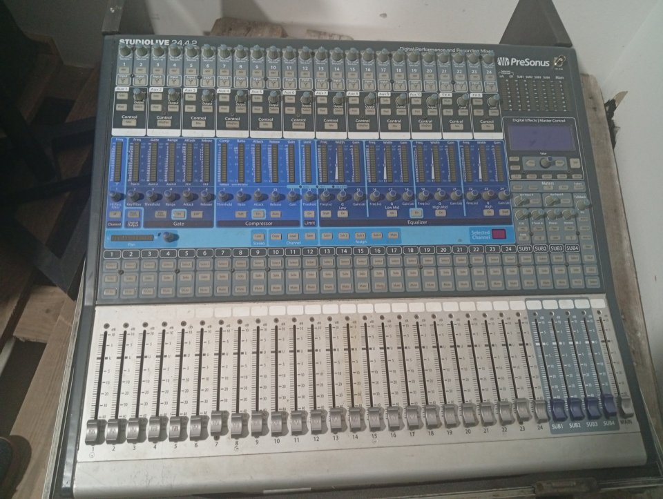 Presonus StudioLive 24 y 16 de segunda mano · Foto 2 de 6 · Sevilla · 750 €