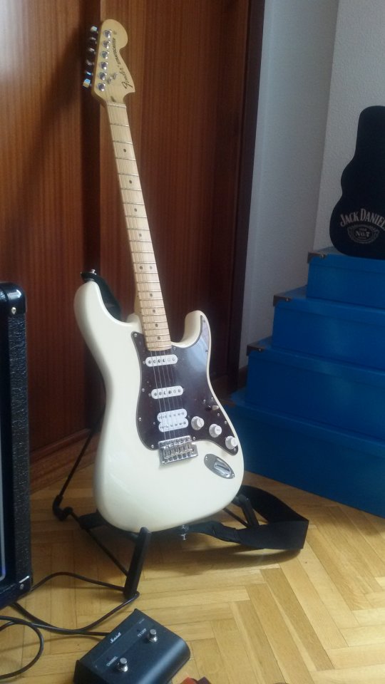 FENDER AMERICAN SPECIAL ( Strato) de segunda mano · Foto 2 de 2 · Madrid