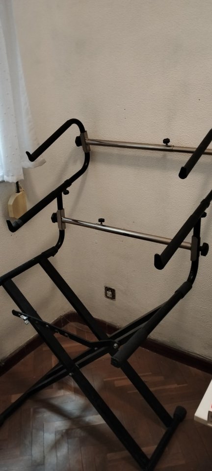 Soporte 3 teclados de segunda mano · Foto 1 de 2 · Madrid · 50 €
