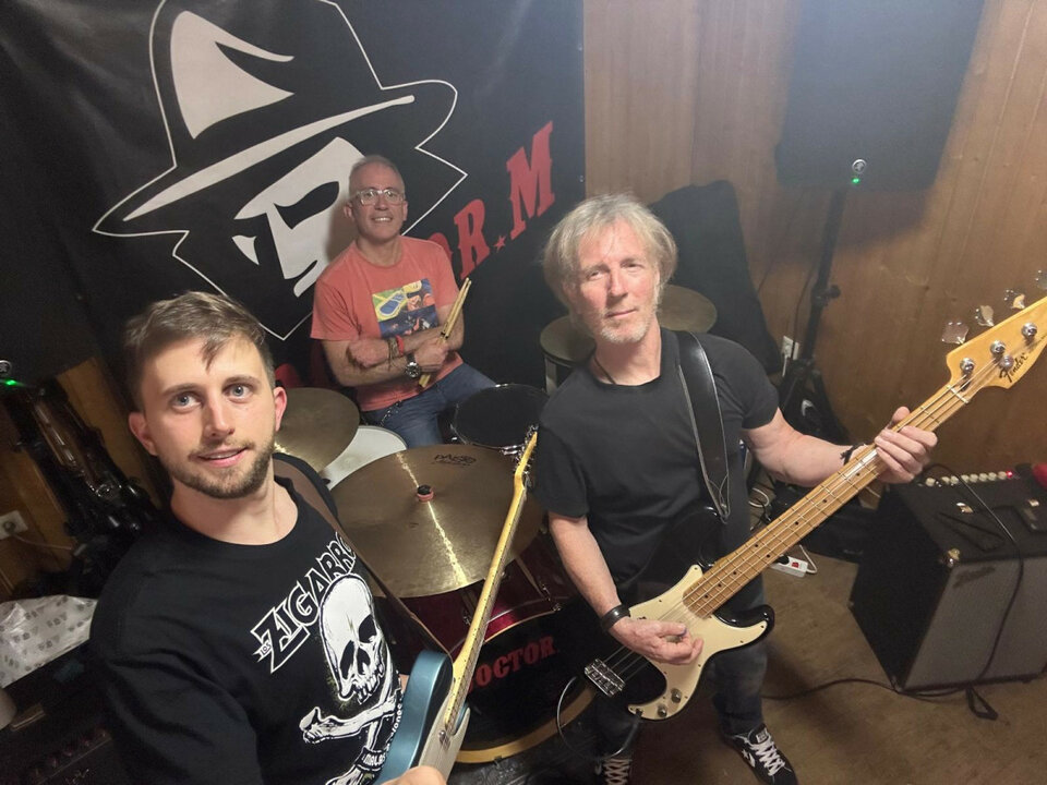 Se busca cantante, chico-chica