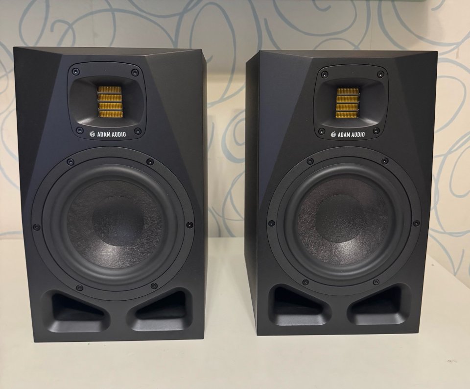 Monitores Adam Audio A 7V de segunda mano · Foto 1 de 8 · Madrid · 950 €