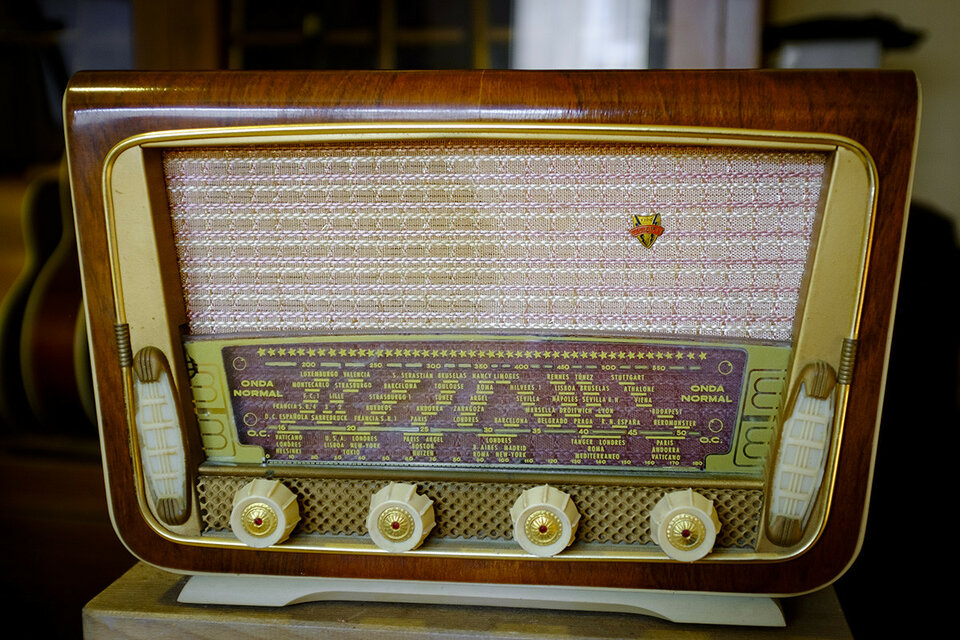 Radio antigua de válvulas, años 50.