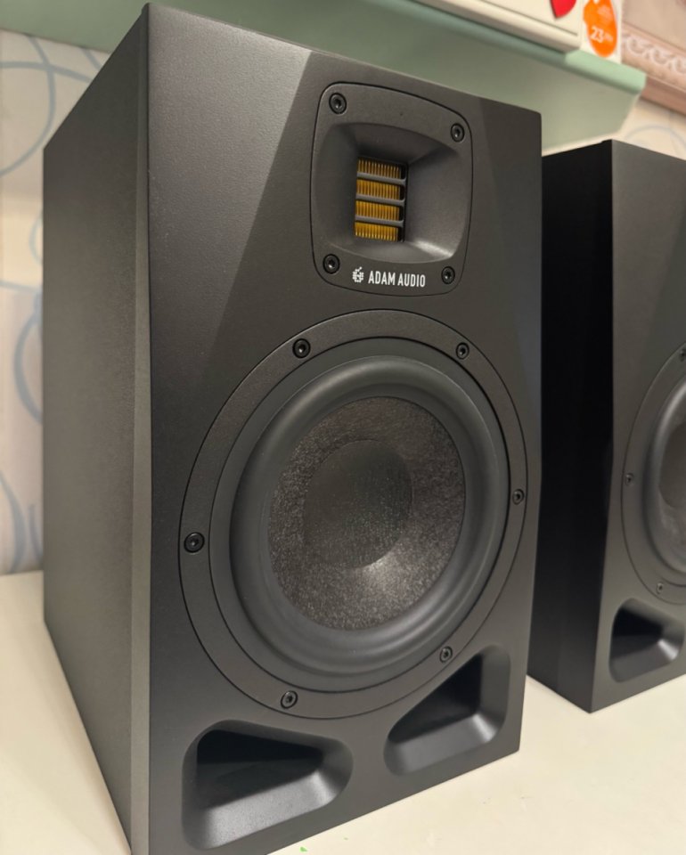 Monitores Adam Audio A 7V de segunda mano · Foto 2 de 8 · Madrid · 950 €