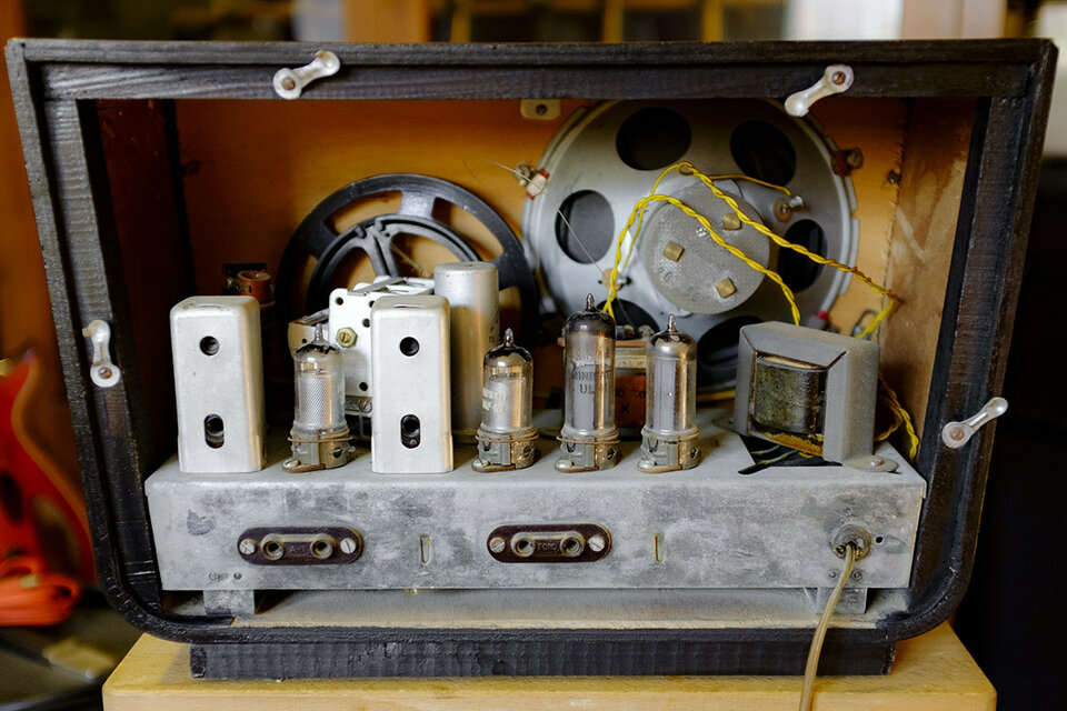Radio antigua de válvulas, años 50.