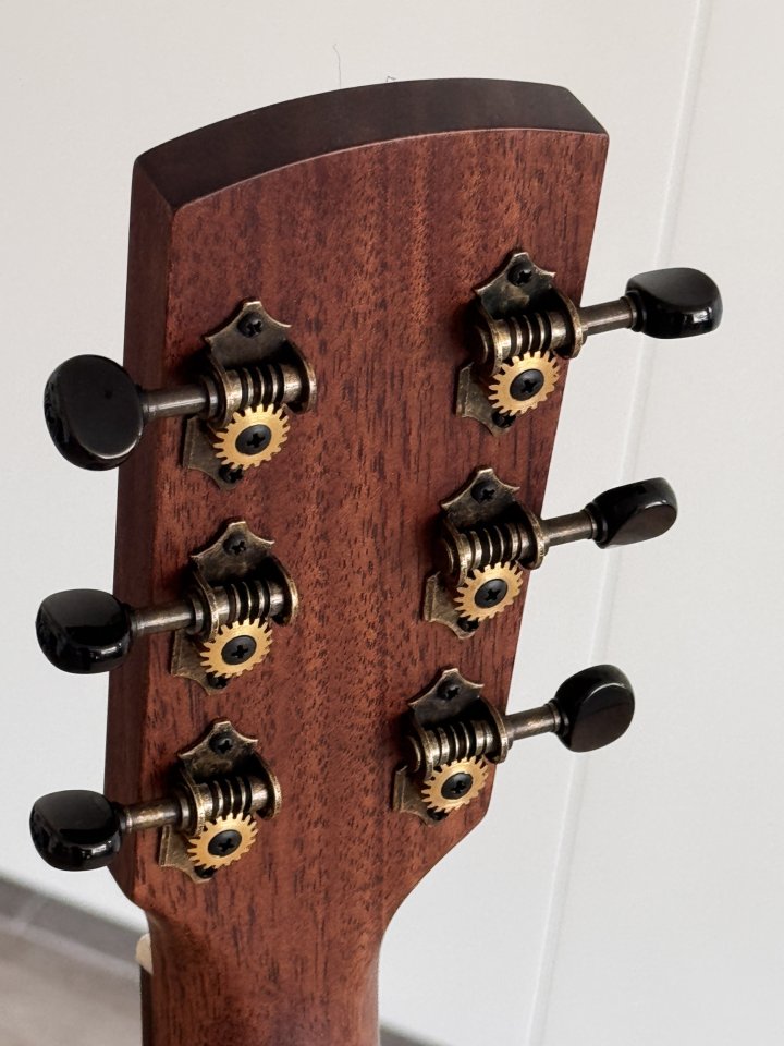 Harley Benton CLA-15M maderas solidas, usada 1 semana