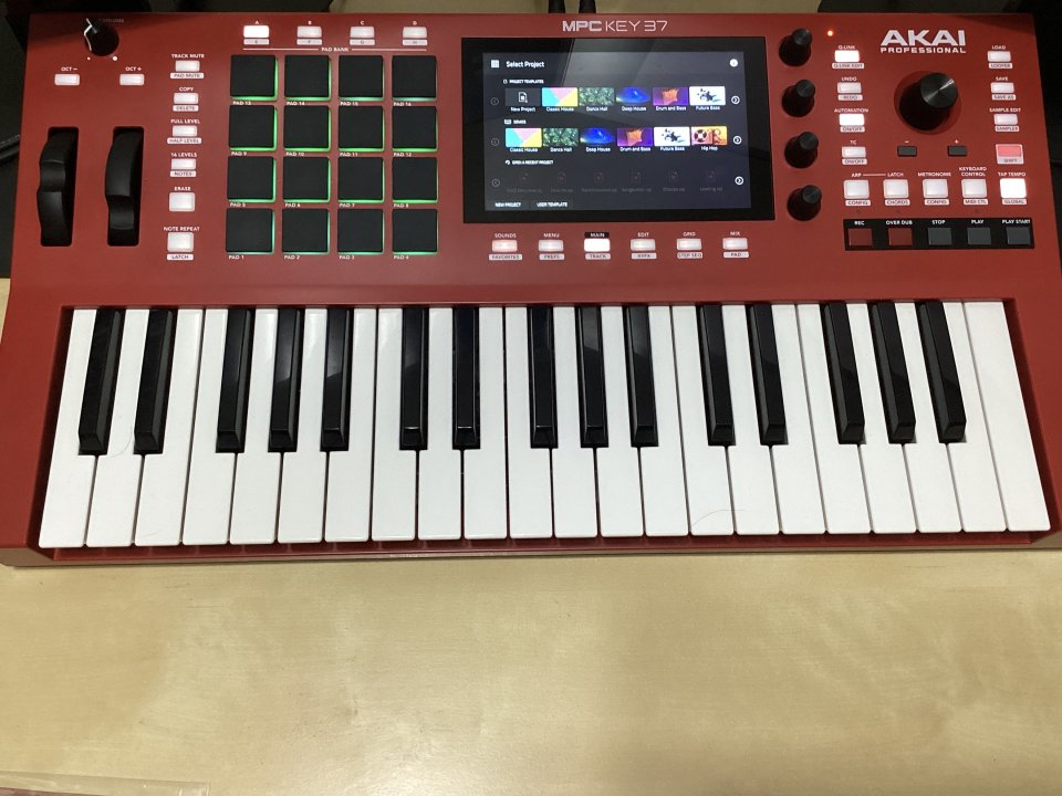 Teclado Sintetizador AKAI MPC KEY 37