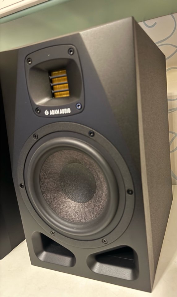 Monitores Adam Audio A 7V de segunda mano · Foto 4 de 8 · Madrid · 950 €