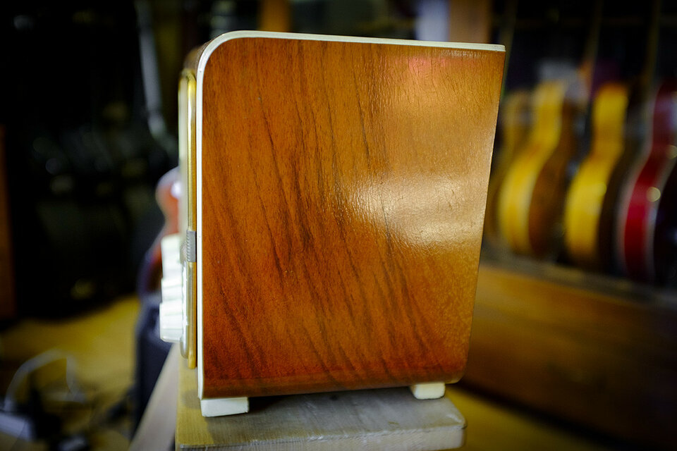 Radio antigua de válvulas, años 50.