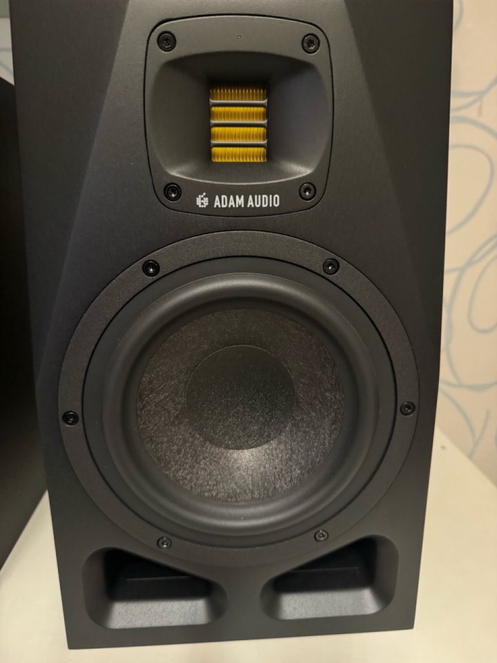 Monitores Adam Audio A 7V de segunda mano · Foto 5 de 8 · Madrid · 950 €