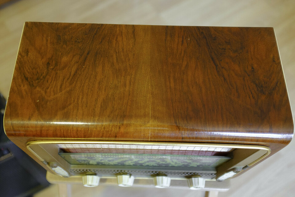 Radio antigua de válvulas, años 50.